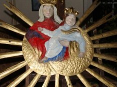 Marie s Ježíškem, na kapli " U Pěti Buků" Trutnov, celkový pohled