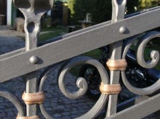 Detail "sponkování" spojů brány