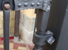 Kovaná brána, Mladé Buky,detail nýtovaného spoje
