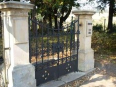Brána na hřbitov do Kuřívod