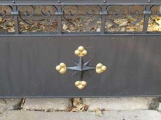 Brána na hřbitov do Kuřívod,detail spodní části