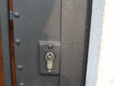 Mřížové dveře, Sejfy u Mladých Buků,kastlík bez klik