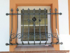 Kovaná okenní mříž s rostlinným motivem