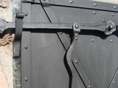 Dvířka udírny, kovaná s pákovým mechanismem zavírání,detail
