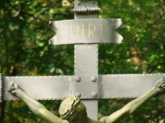 Kovaný kříž s nápisem "INRI"