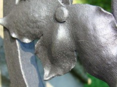 Detail tepaných listů na držáku lucerny