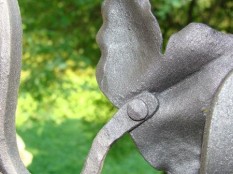 Detail tepaných listů na držáku lucerny