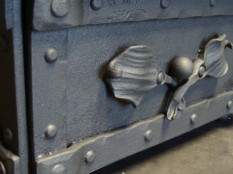 Detail kované truhličky