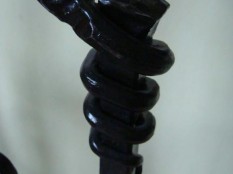 Detail uchycení na stojanu krbového nářadí