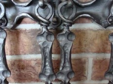 Krbové nářadí na zed, detail rukojetí