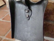 kovaná lopatka ke krbu, detail