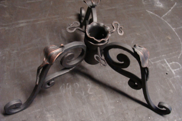 stojánek na vánoční stromek, rostlinný motiv.