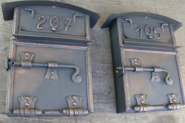 Kované poštovní schránky s číslem popisným.