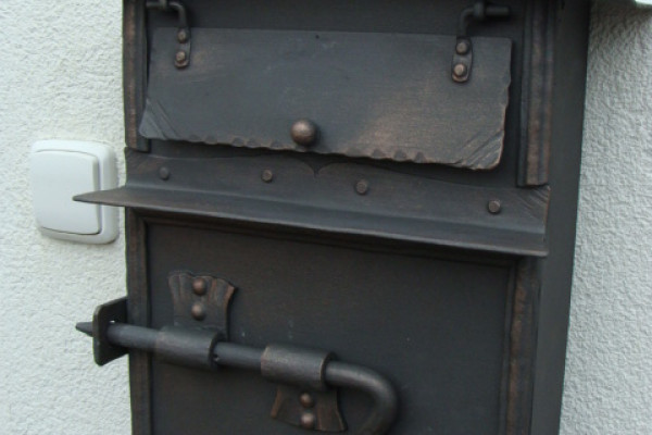 kovaná poštovní schránka na zed.