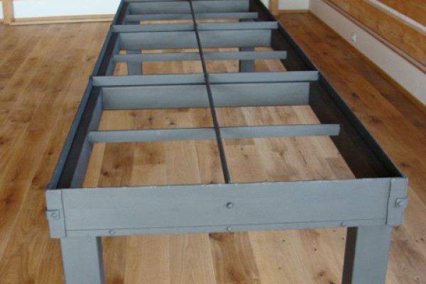 kovaný stůl 3 metry délky.