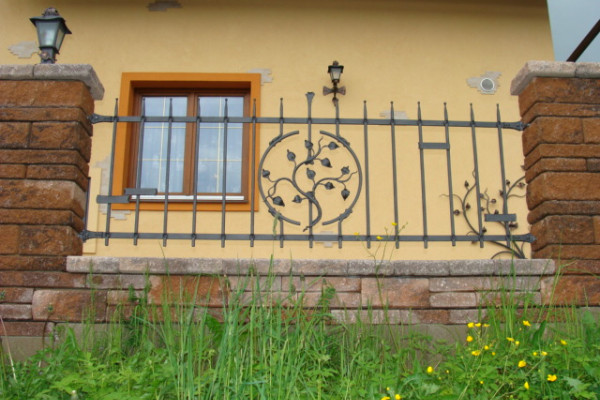 Kovaný plot.