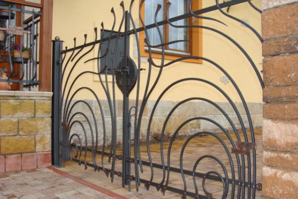 Kovaná brána.