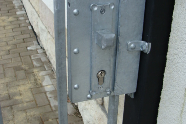 Detail brankového kastlíku s "koulí" místo kliky.