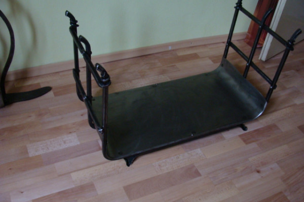 Kovaný koš na dřevo